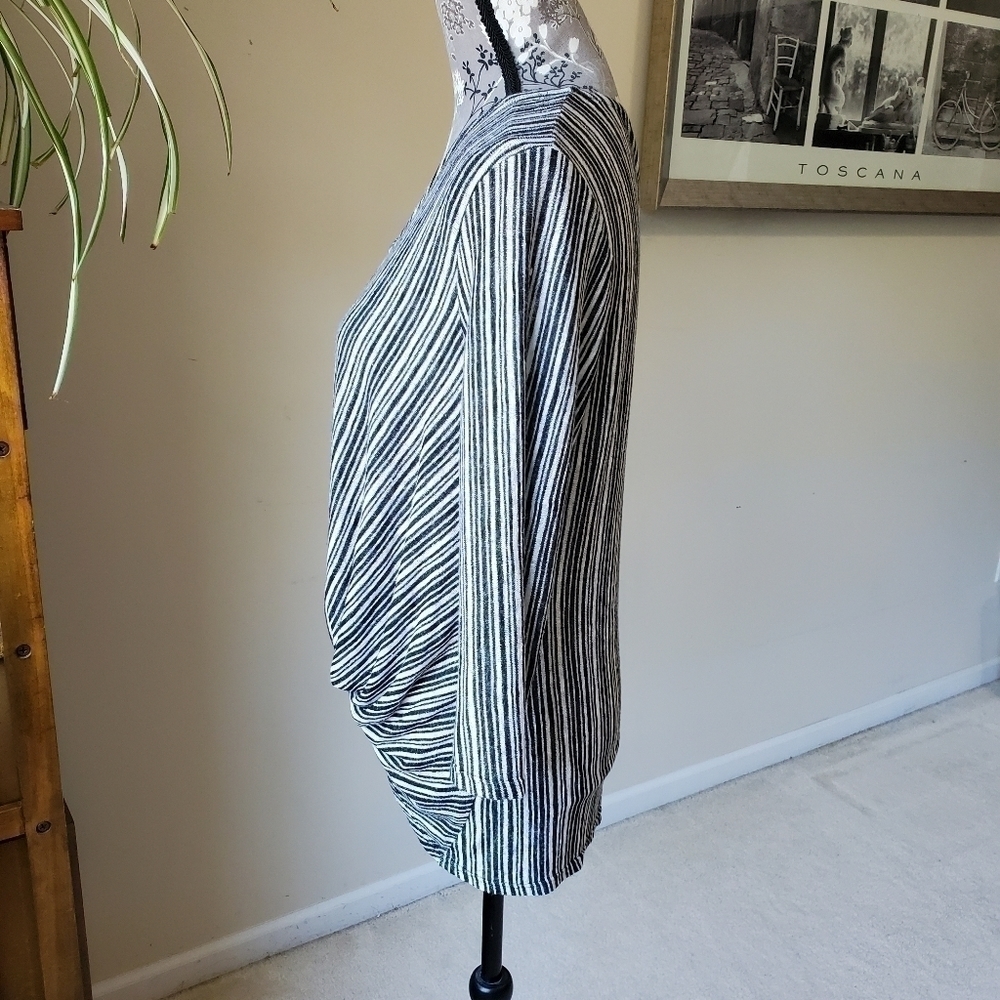 W5 3/4 sleeve striped twist front top sz. M - Picture 3 of 6